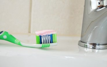 Brushing your teeth can be a helpful tool in combating unplanned snacking.