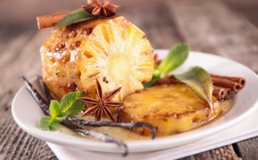 Grilled pineapple with cinnamon