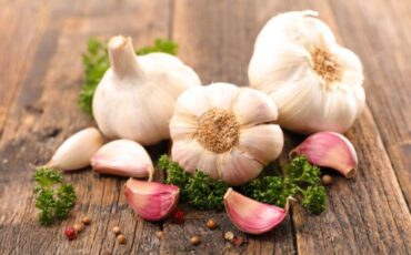 Image: Garlic cloves on a wood table