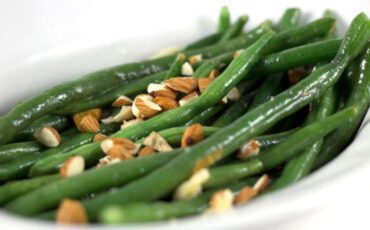 Image of green bean almondine, made with green beans and roasted almonds