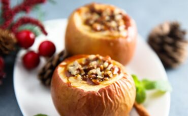 Baked apples with cinnamon and honey